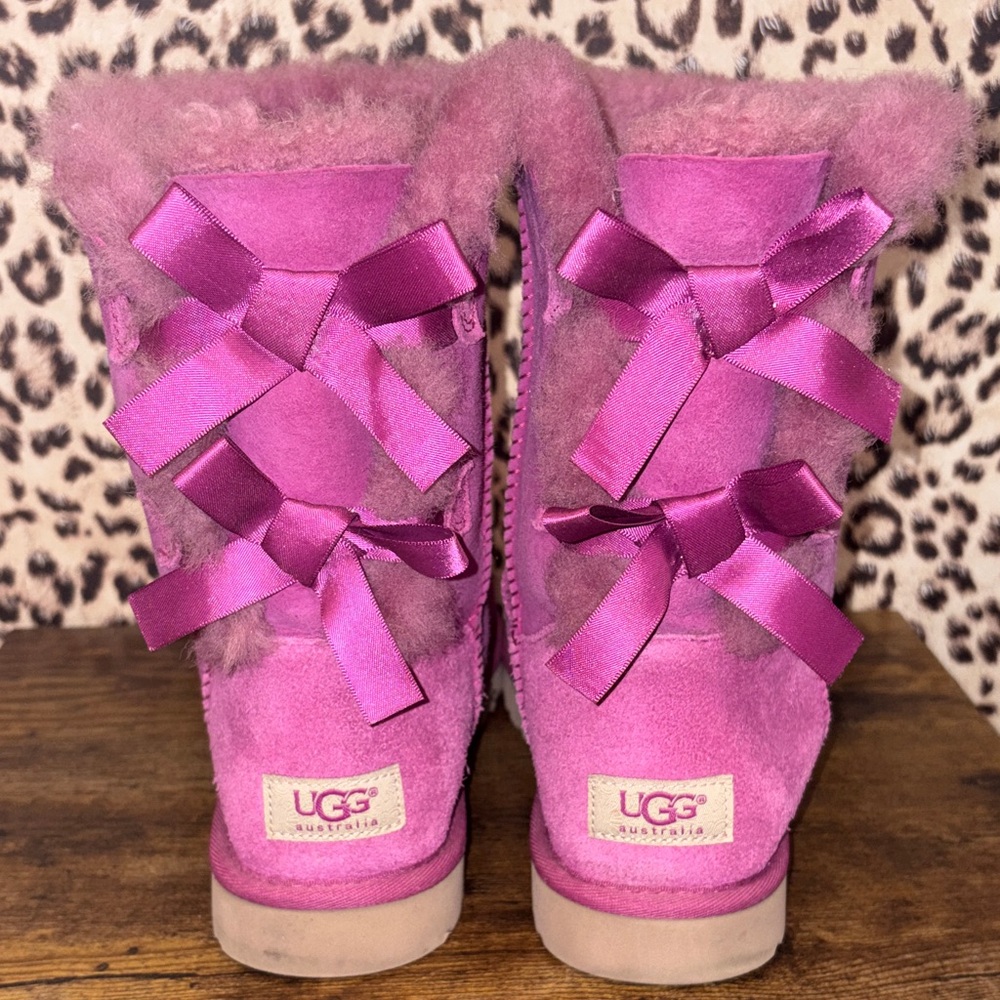 2014 EUC 🩷🩷UGG Fuchsia baily bow boots